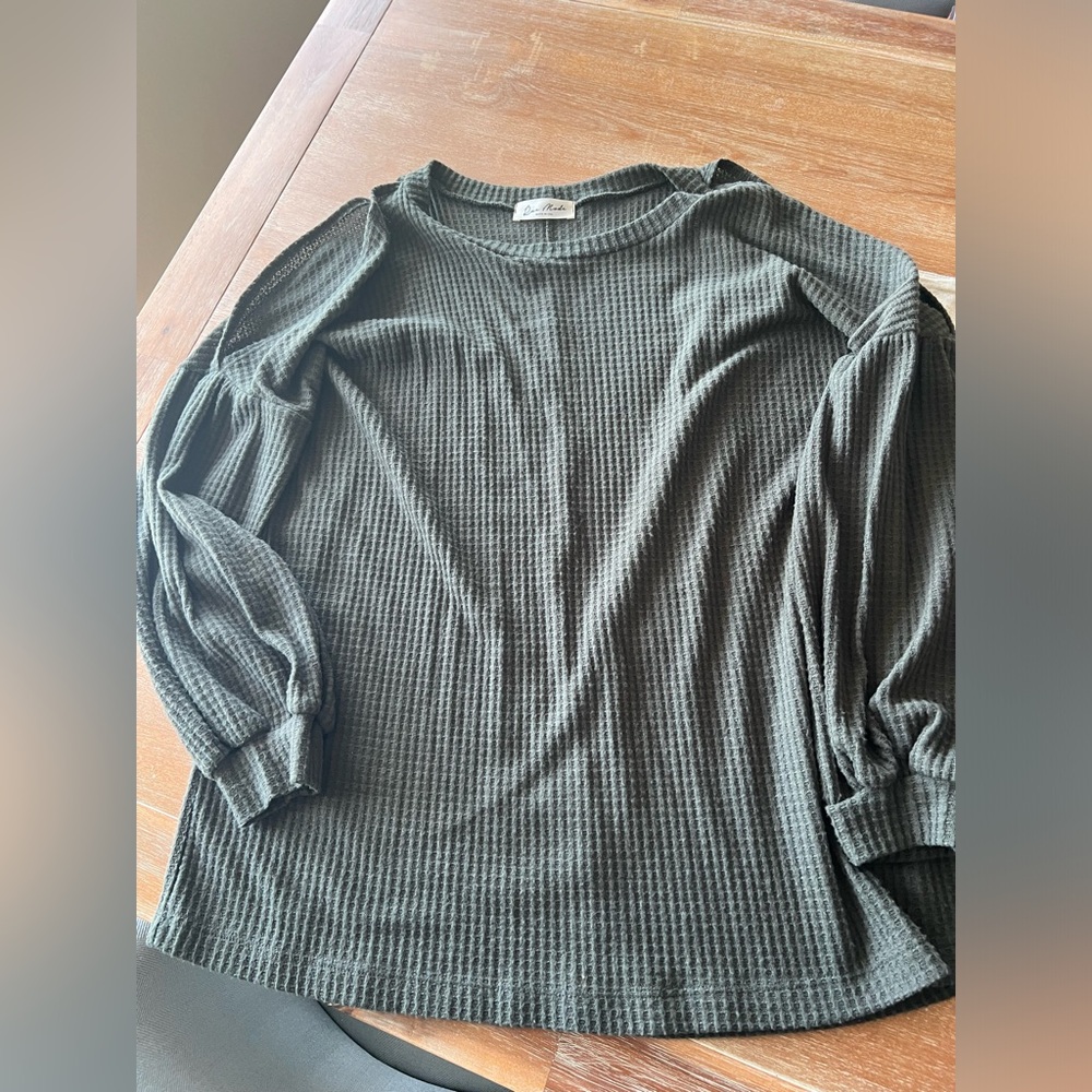 Rae mode waffle knit cold shoulder top in size medium